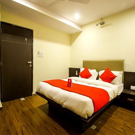 New Rajdhani Hotel Vadodara Bagian luar foto