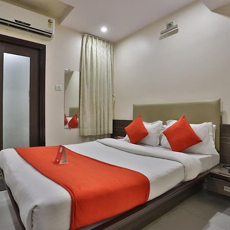 New Rajdhani Hotel Vadodara Bagian luar foto