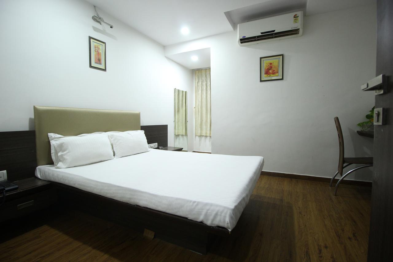 New Rajdhani Hotel Vadodara Bagian luar foto