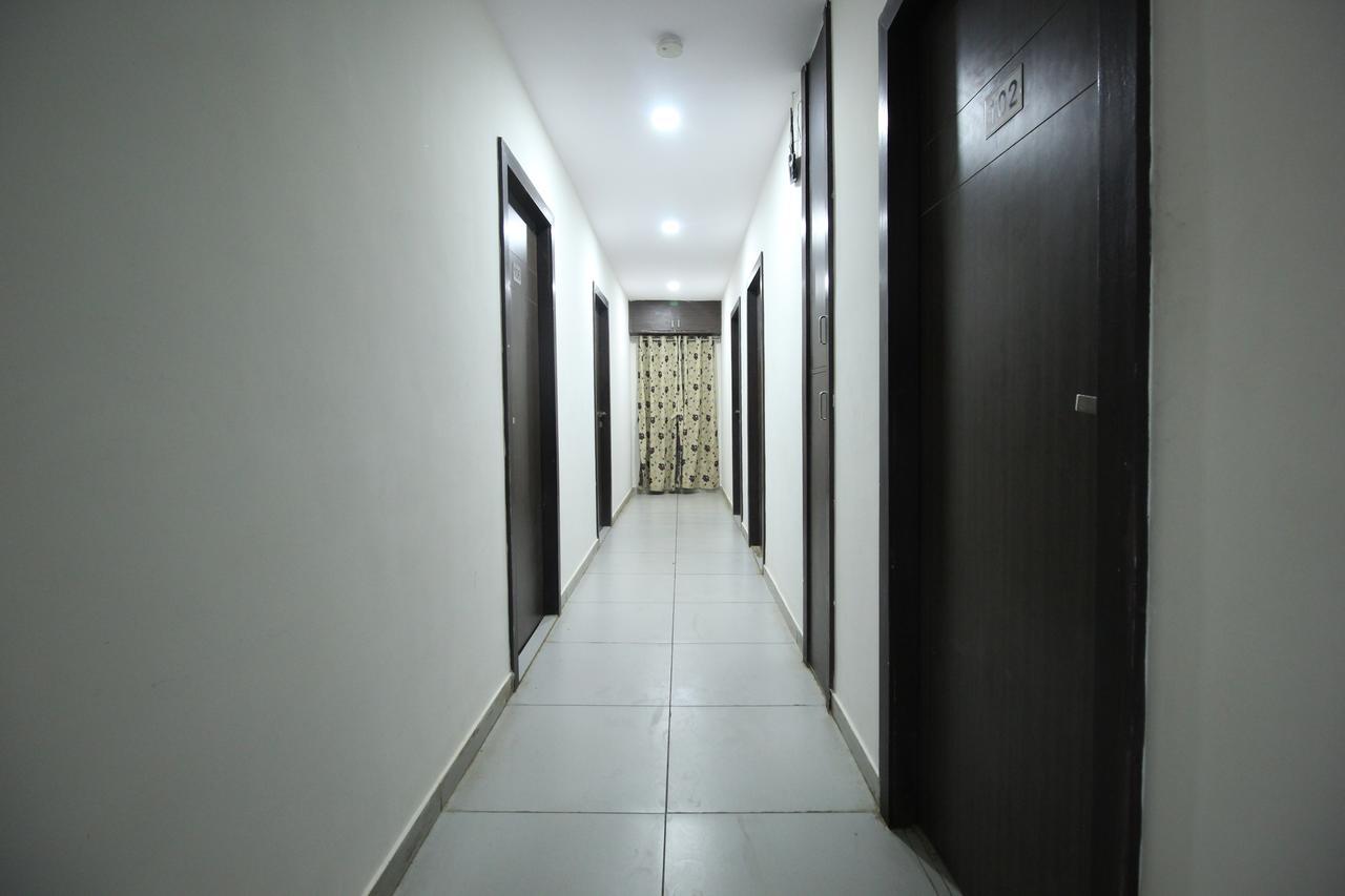 New Rajdhani Hotel Vadodara Bagian luar foto