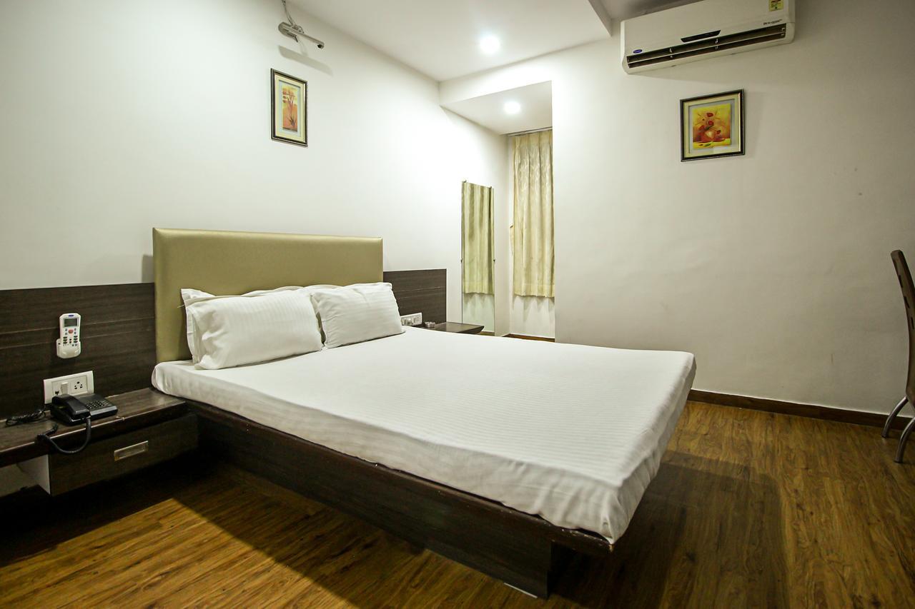 New Rajdhani Hotel Vadodara Bagian luar foto