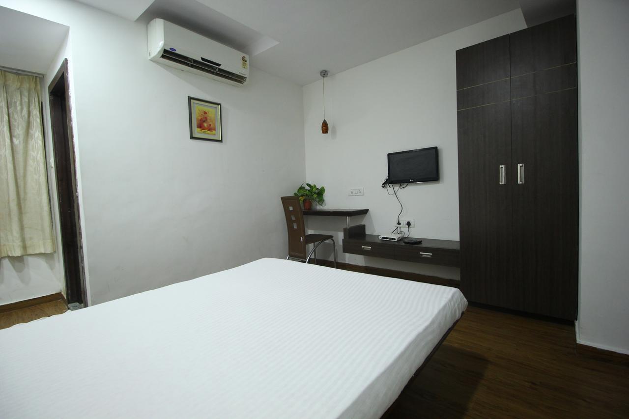 New Rajdhani Hotel Vadodara Bagian luar foto