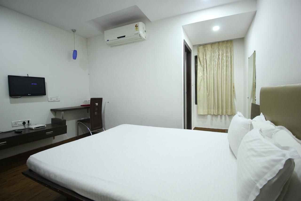 New Rajdhani Hotel Vadodara Bagian luar foto
