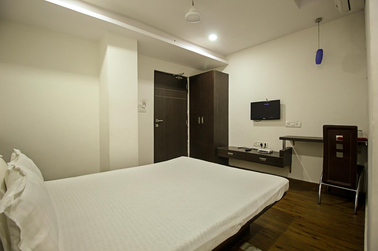 New Rajdhani Hotel Vadodara Bagian luar foto