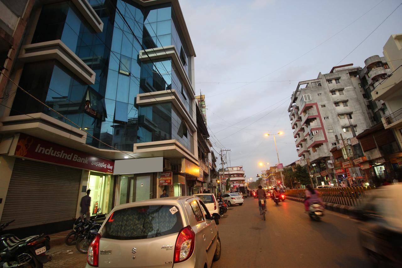 New Rajdhani Hotel Vadodara Bagian luar foto