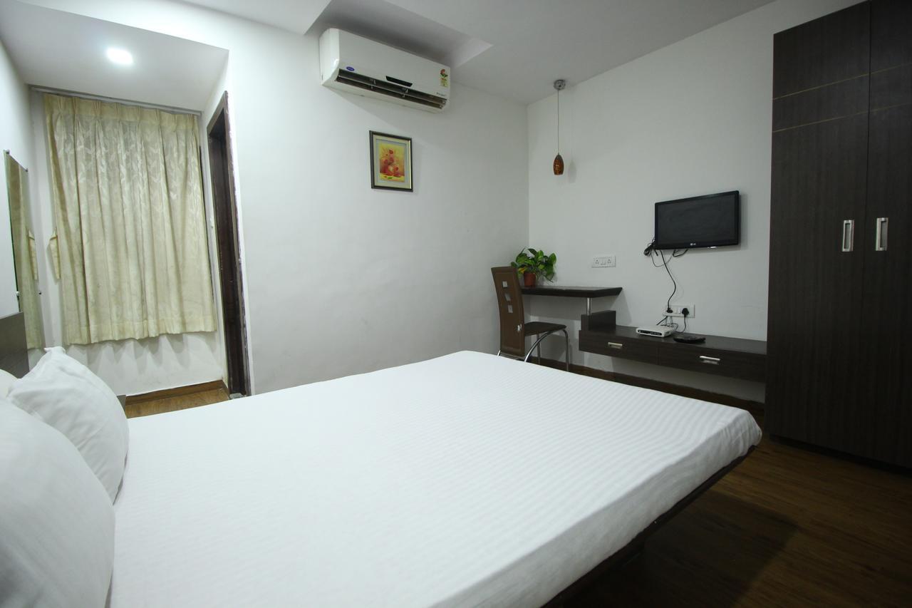 New Rajdhani Hotel Vadodara Bagian luar foto