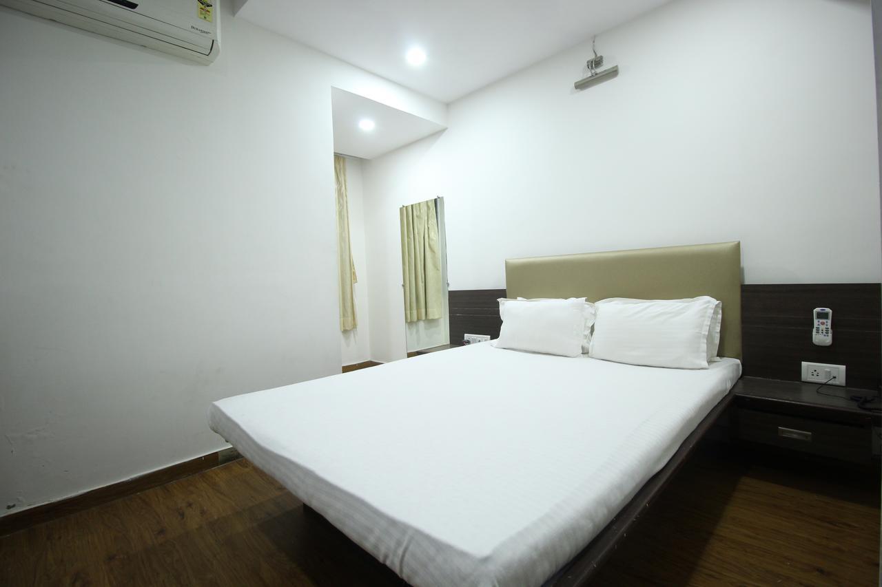 New Rajdhani Hotel Vadodara Bagian luar foto