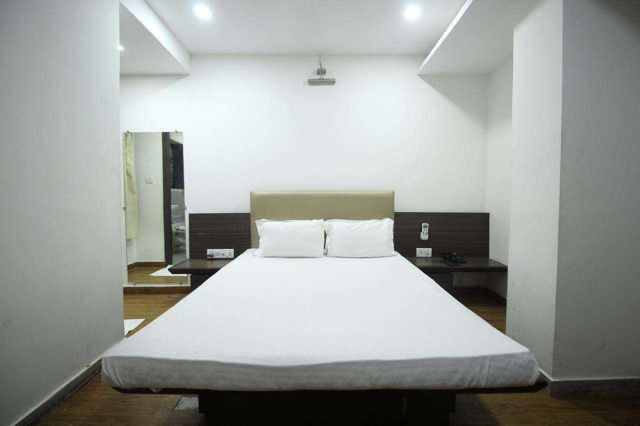 New Rajdhani Hotel Vadodara Bagian luar foto