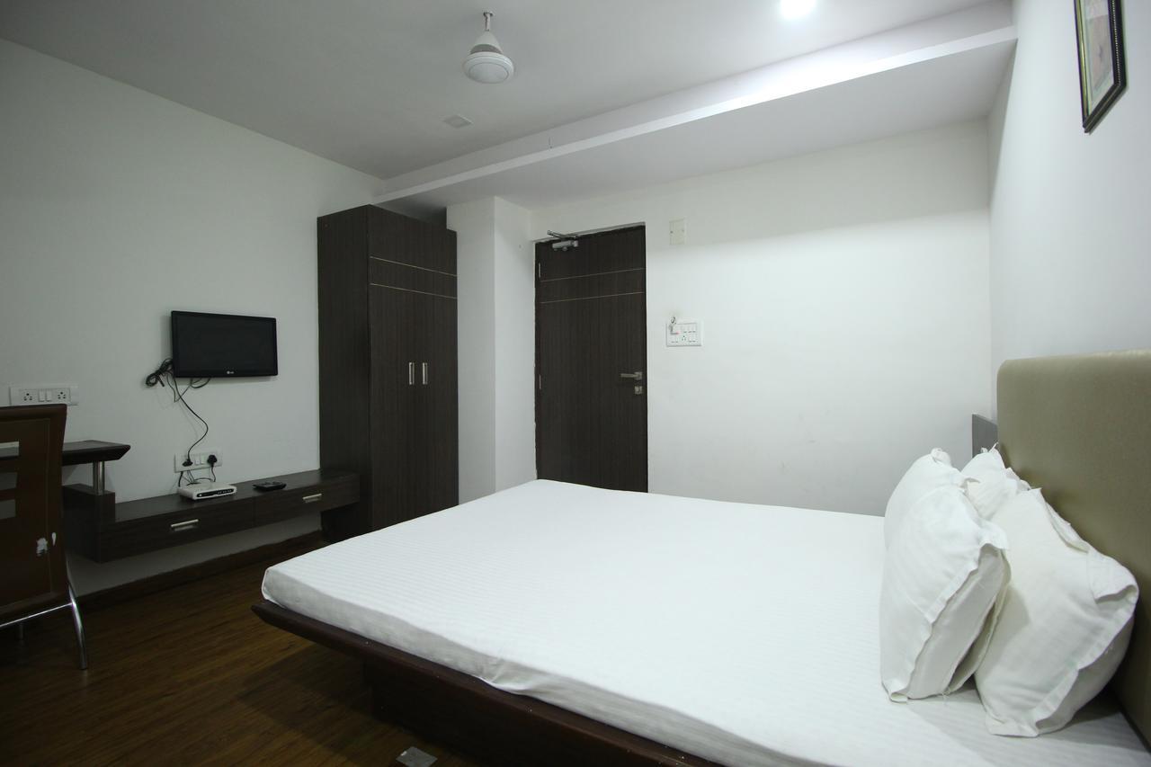 New Rajdhani Hotel Vadodara Bagian luar foto