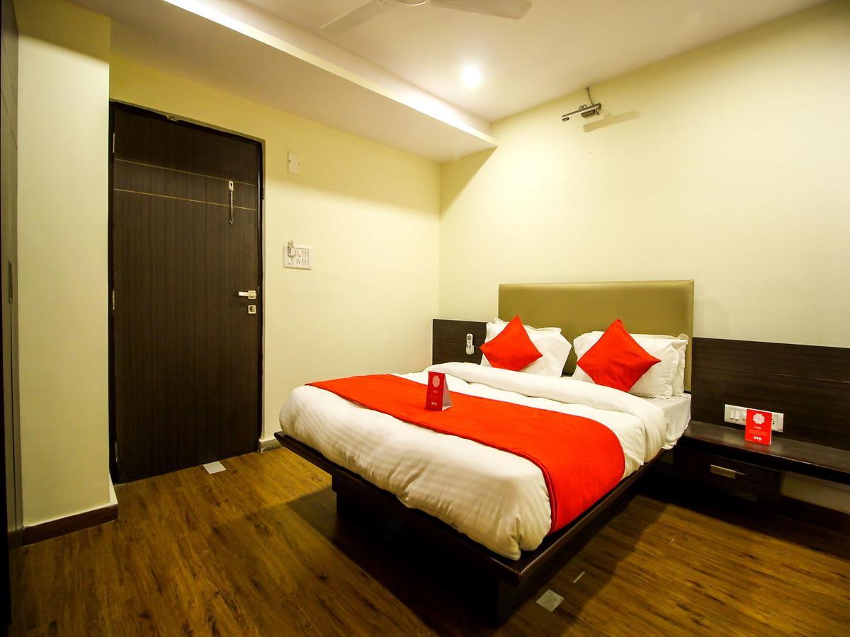 New Rajdhani Hotel Vadodara Bagian luar foto