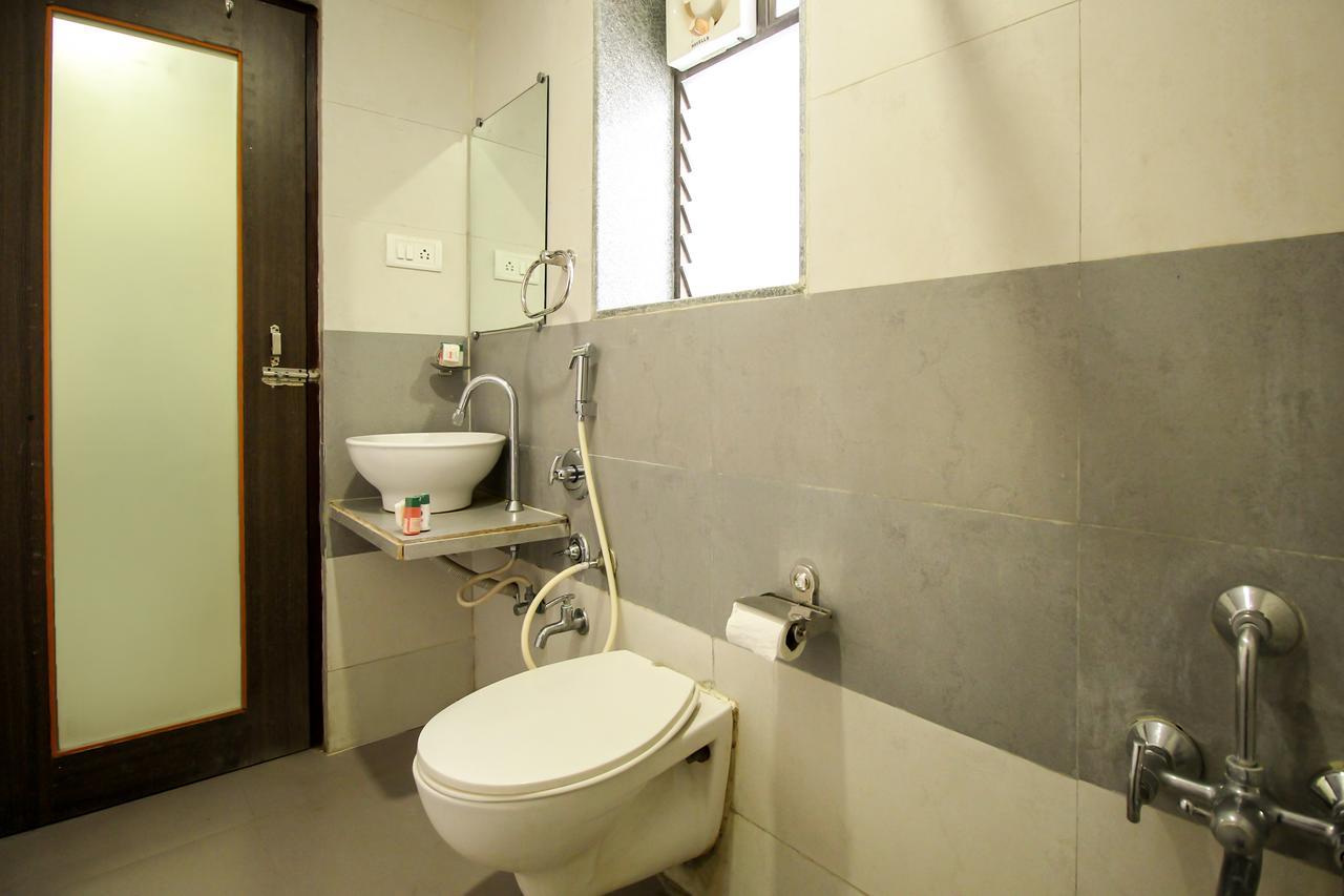 New Rajdhani Hotel Vadodara Bagian luar foto
