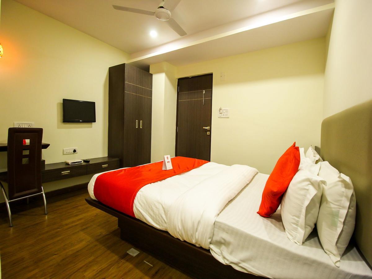 New Rajdhani Hotel Vadodara Bagian luar foto