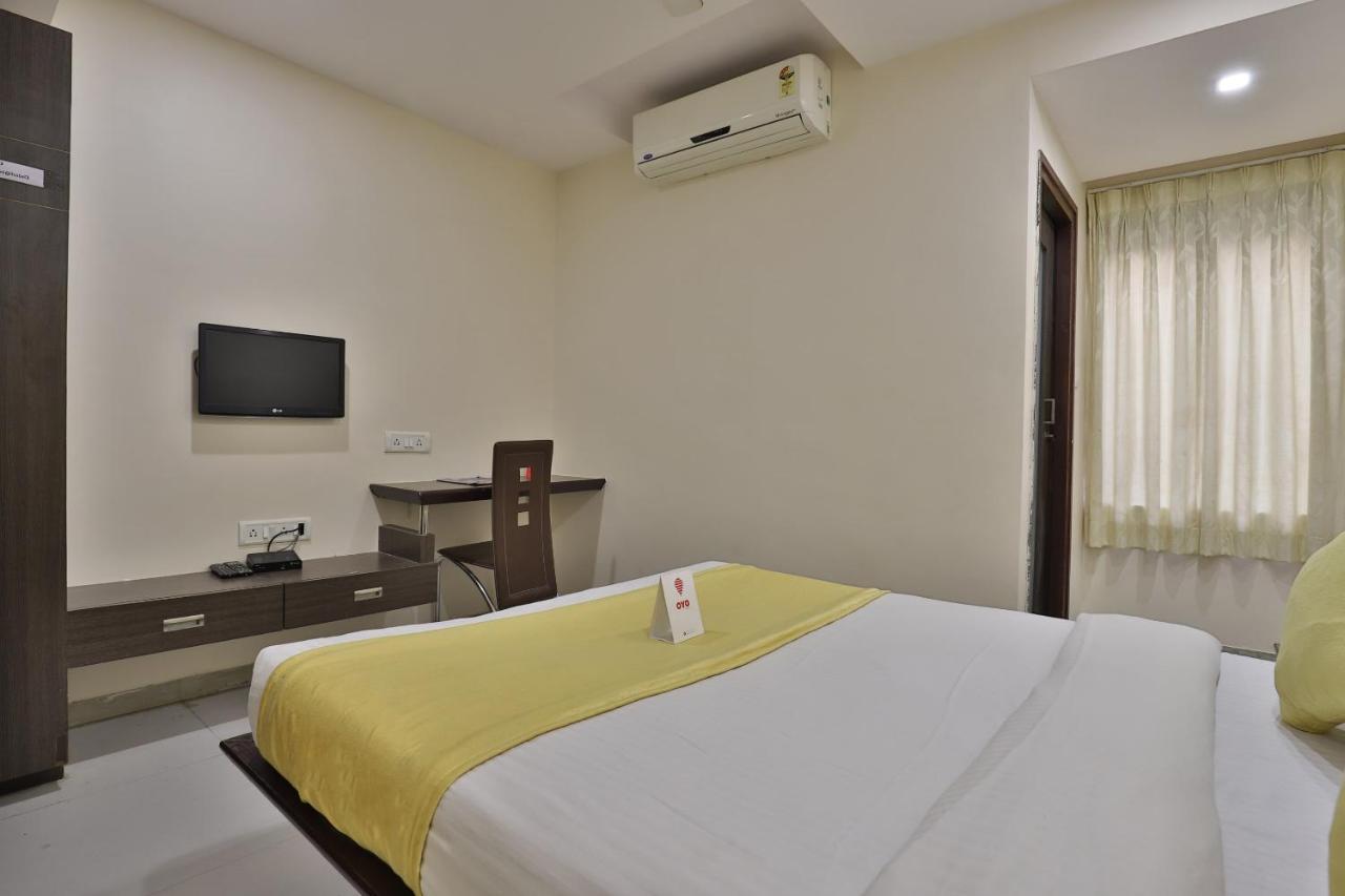 New Rajdhani Hotel Vadodara Bagian luar foto