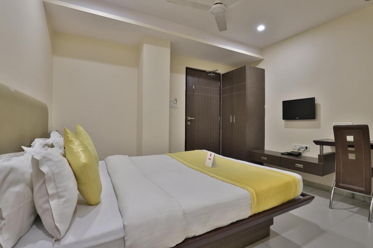 New Rajdhani Hotel Vadodara Bagian luar foto