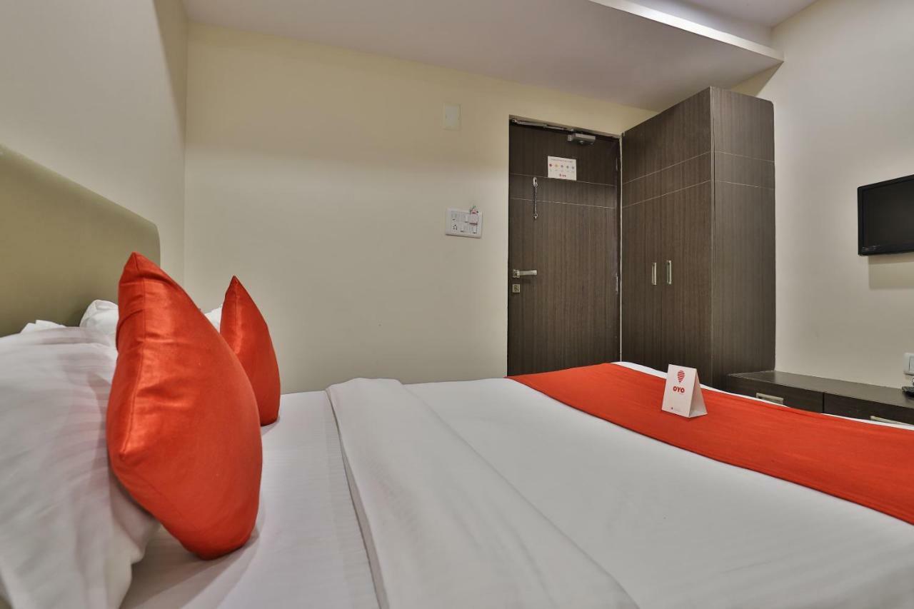 New Rajdhani Hotel Vadodara Bagian luar foto
